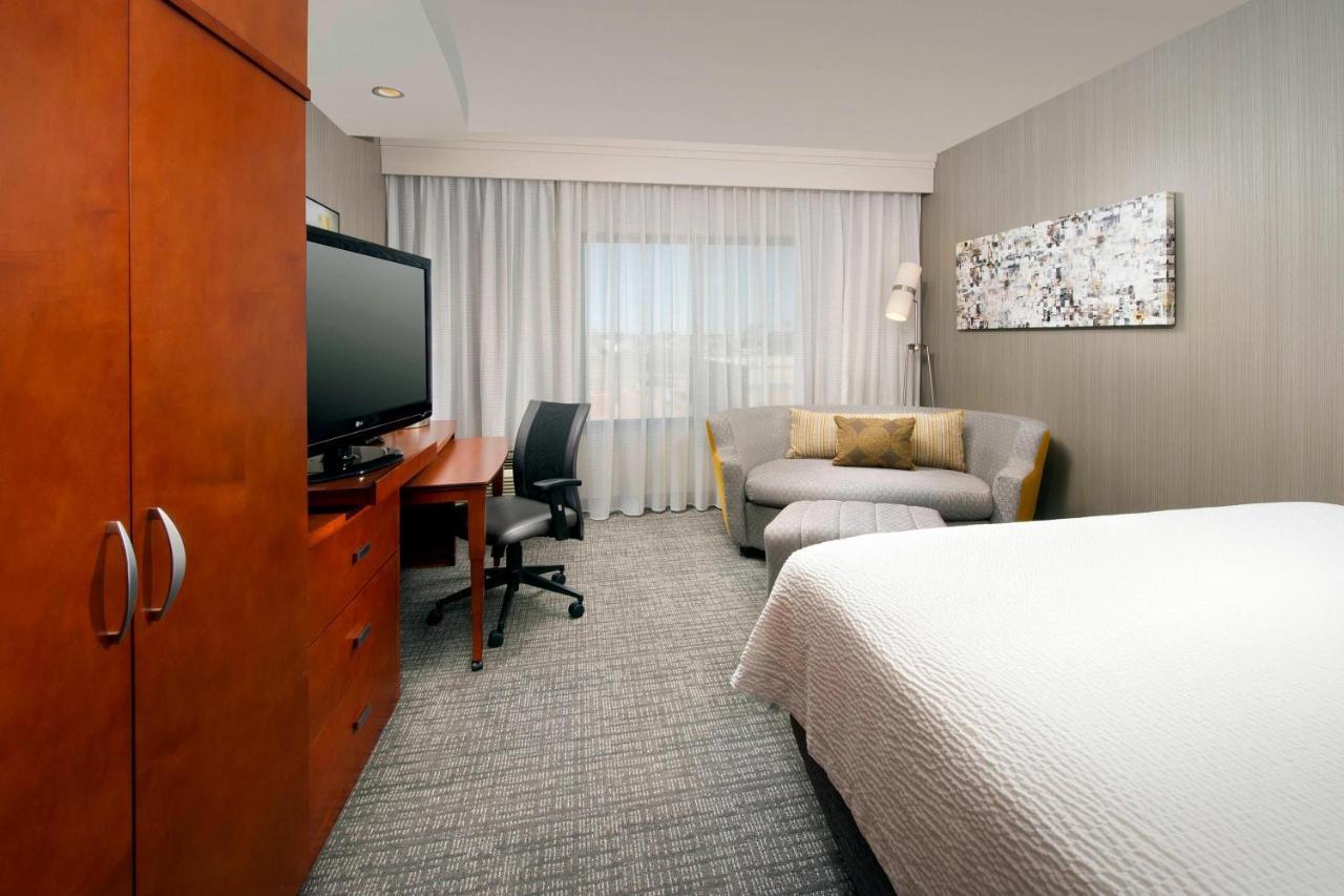 คอร์ตยาร์ด วิชิตาฟอลส์ Hotel ภายนอก รูปภาพ