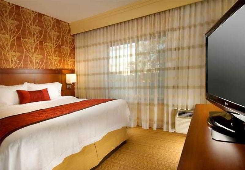 คอร์ตยาร์ด วิชิตาฟอลส์ Hotel ภายนอก รูปภาพ