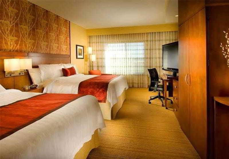 คอร์ตยาร์ด วิชิตาฟอลส์ Hotel ภายนอก รูปภาพ