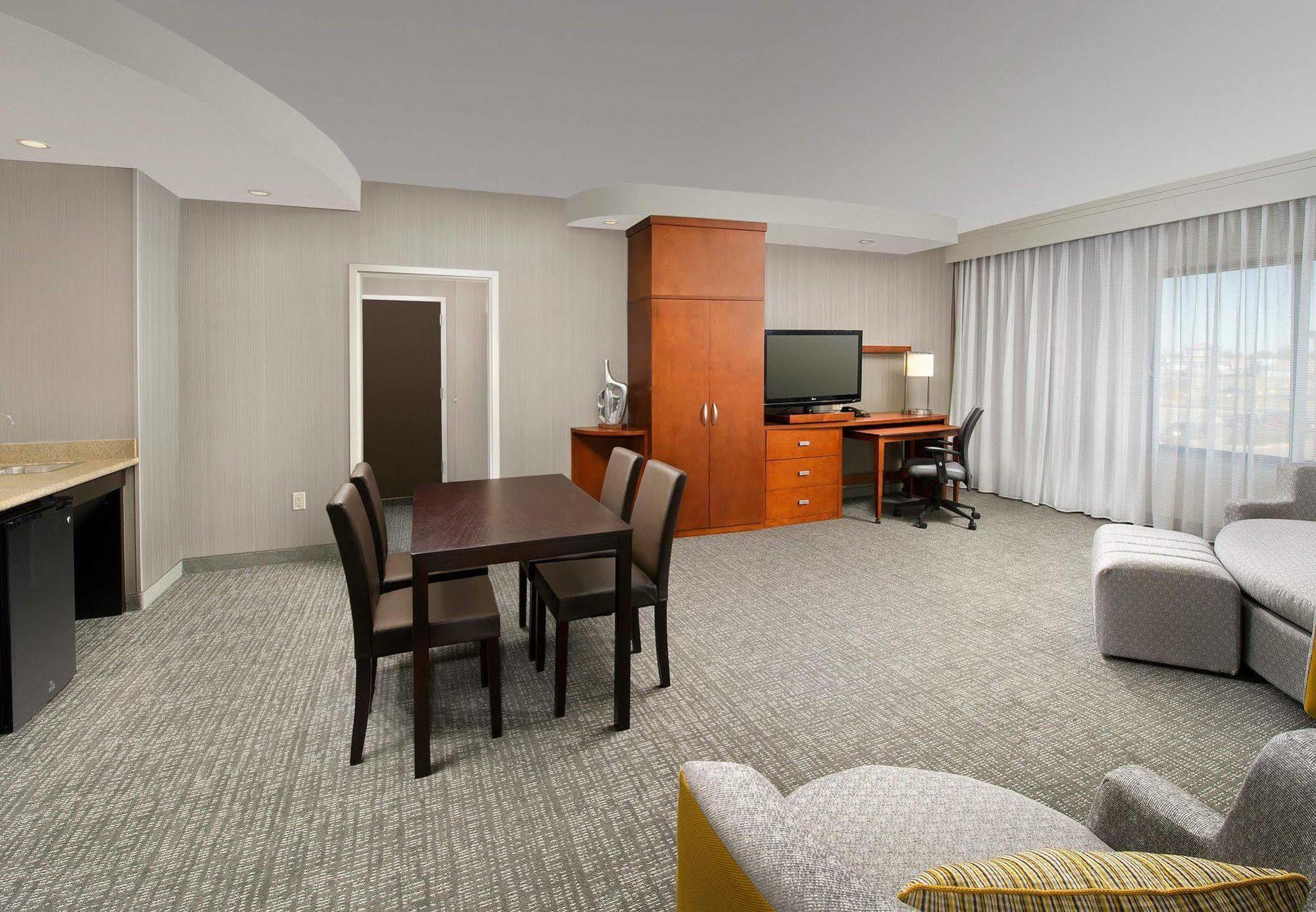 คอร์ตยาร์ด วิชิตาฟอลส์ Hotel ภายนอก รูปภาพ
