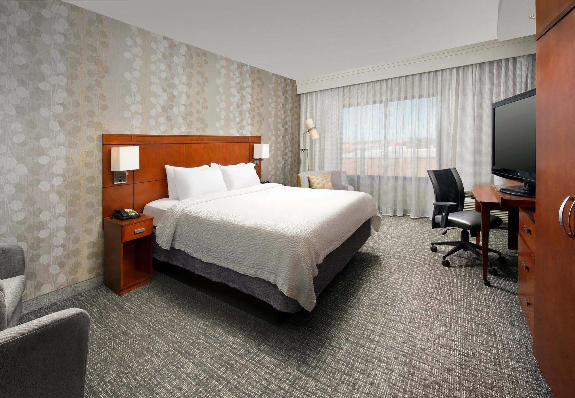 คอร์ตยาร์ด วิชิตาฟอลส์ Hotel ภายนอก รูปภาพ
